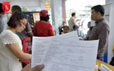 Sợ bị cắt thuê bao, người dân Hà Nội đổ xô đi chụp ảnh chân dung
